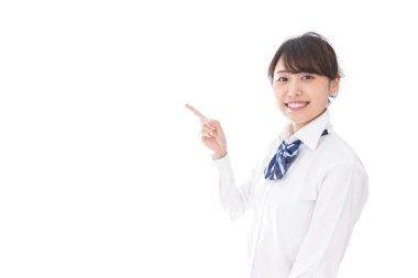 Bayan öğrenci bir şeyi işaret ediyor.