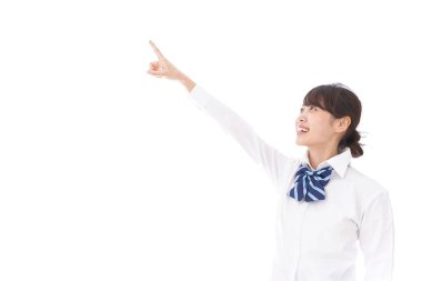 Bayan öğrenci bir şeyi işaret ediyor.