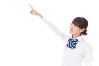 Bayan öğrenci bir şeyi işaret ediyor.