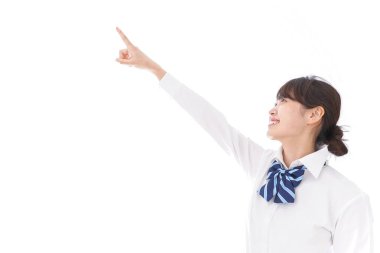 Bayan öğrenci bir şeyi işaret ediyor.