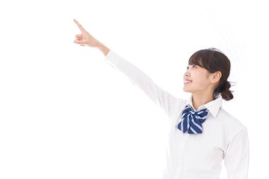 Bayan öğrenci bir şeyi işaret ediyor.