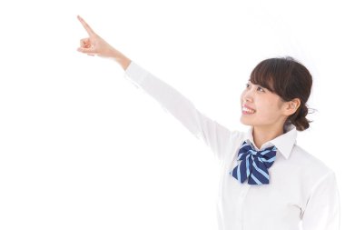 Bayan öğrenci bir şeyi işaret ediyor.