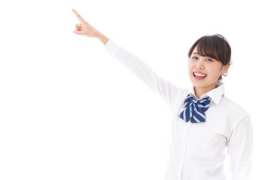 Bayan öğrenci bir şeyi işaret ediyor.