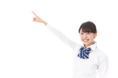 Bayan öğrenci bir şeyi işaret ediyor.