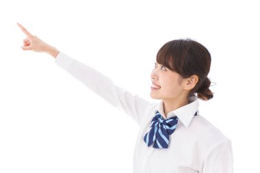 Bayan öğrenci bir şeyi işaret ediyor.