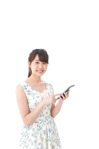 Młoda Kobieta Pomocą Smartfona — Zdjęcie stockowe