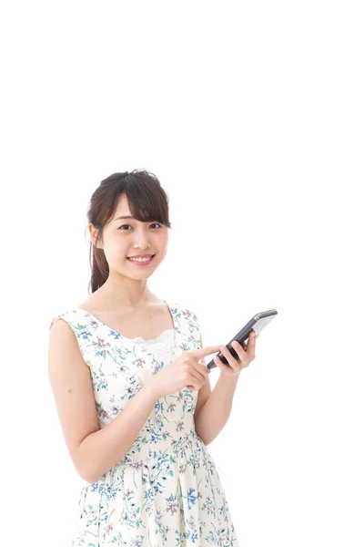 Mujer Joven Usando Smartphone — Foto de Stock