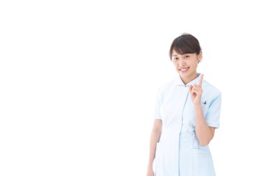 Asyalı hemşire tavsiye veriyor, parmağını kaldırıyor. 