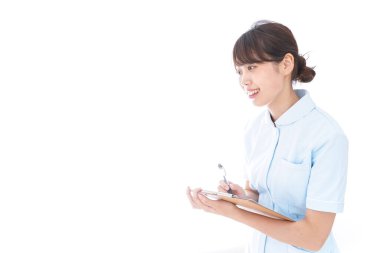 Beyaz arka planda izole Asyalı hemşire 