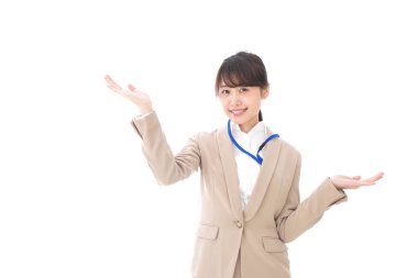 Asyalı iş kadınının portresi beyaz kıyafetlerle izole edilmiş.