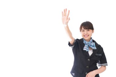 Uçuş görevlisi birini yolcu ediyor.