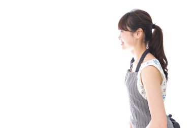 Kafe personeli beyaz üzerine eğiliyor.