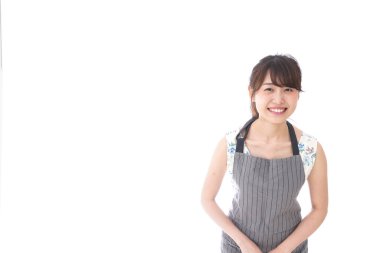 Kafe personeli beyaz üzerine eğiliyor.