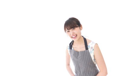 Kafe personeli beyaz üzerine eğiliyor.