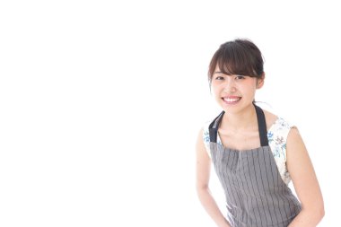 Kafe personeli beyaz üzerine eğiliyor.