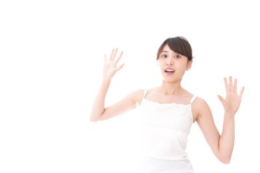 Genç bir kadın sürpriz yapıyor.