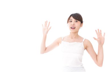 Genç bir kadın sürpriz yapıyor.