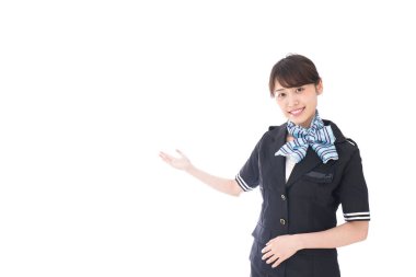 Hostes etrafı gezdiriyor.