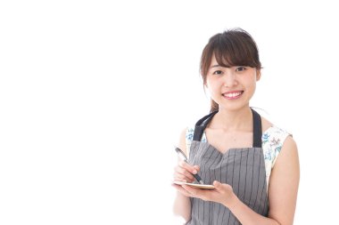 Kahvehane personeli beyaz üzerine sipariş alıyor.