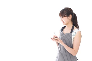 Kahvehane personeli beyaz üzerine sipariş alıyor.