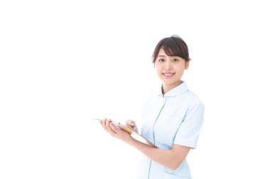 Hemşire sağlık raporunu beyaza kaydetti.