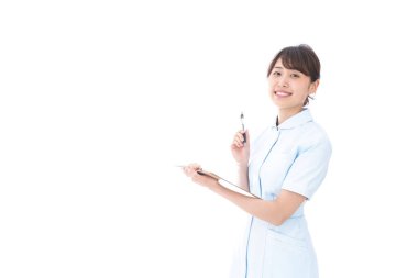 Hemşire sağlık raporunu beyaza kaydetti.