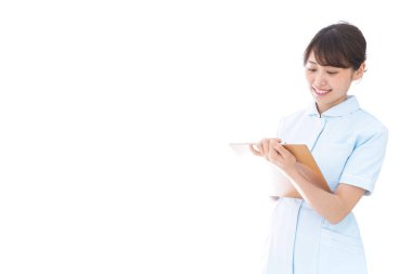 Hemşire sağlık raporunu beyaza kaydetti.