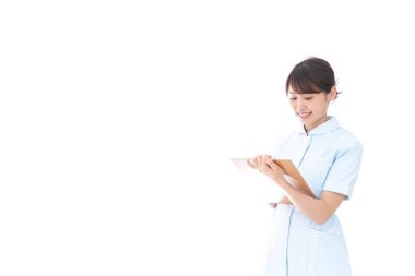 Hemşire sağlık raporunu beyaza kaydetti.