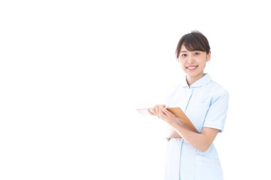 Hemşire sağlık raporunu beyaza kaydetti.