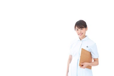 Hemşire sağlık raporunu beyaza kaydetti.