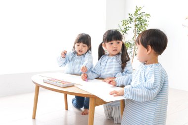 Anaokulunda oynayan ve okuyan sevimli çocuklar, anaokulu konsepti.