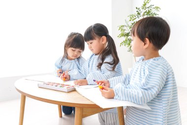 Anaokulunda oynayan ve okuyan sevimli çocuklar, anaokulu konsepti.