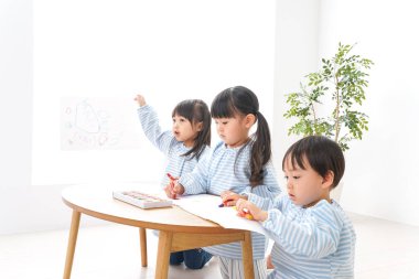 Anaokulunda oynayan ve okuyan sevimli çocuklar, anaokulu konsepti.