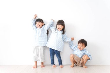 Anaokulunda oynayan ve okuyan sevimli çocuklar, anaokulu konsepti.