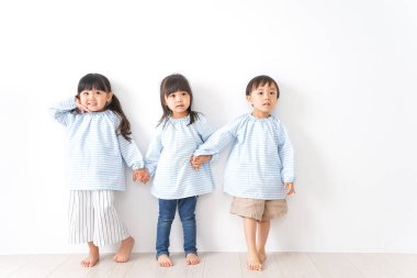 Anaokulunda oynayan ve okuyan sevimli çocuklar, anaokulu konsepti.