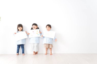 Anaokulunda oynayan ve okuyan sevimli çocuklar, anaokulu konsepti.