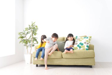 Anaokulunda oynayan ve okuyan sevimli çocuklar, anaokulu konsepti.