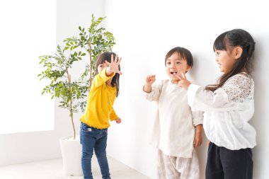 Anaokulunda oynayan ve okuyan sevimli çocuklar, anaokulu konsepti.