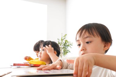 Anaokulunda oynayan ve okuyan sevimli çocuklar, anaokulu konsepti.