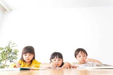 Anaokulunda oynayan ve okuyan sevimli çocuklar, anaokulu konsepti.