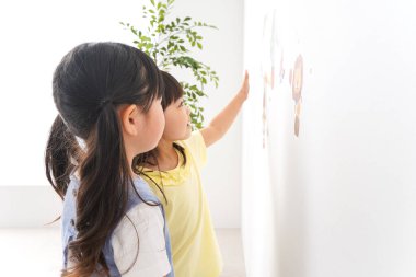 Kız arkadaşıyla oynuyor.