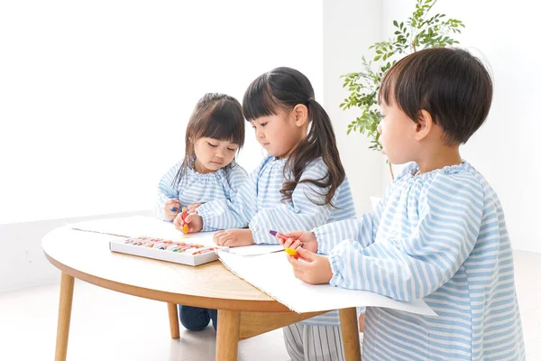 Anaokulunda oynayan ve okuyan sevimli çocuklar, anaokulu konsepti.