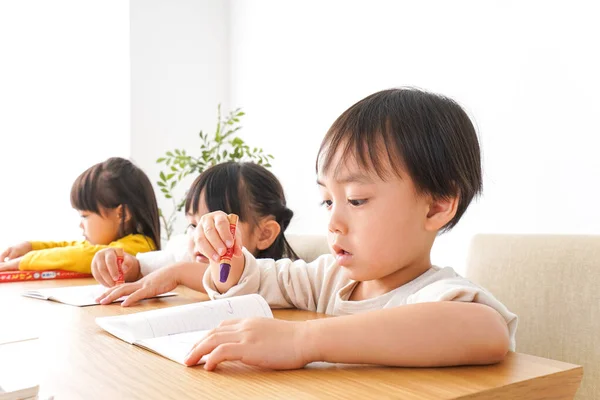 Schattige Kinderen Spelen Studeren Kleuterschool Kleuterschool Concept — Stockfoto