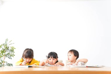 Sınıfta okuyan çocuklar  