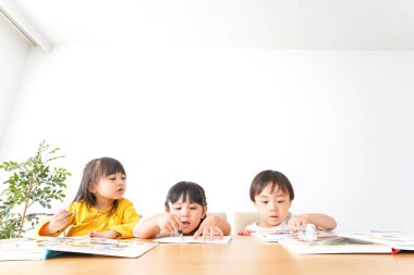 Sınıfta okuyan çocuklar  