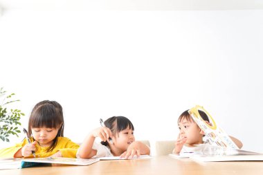 Sınıfta okuyan çocuklar  