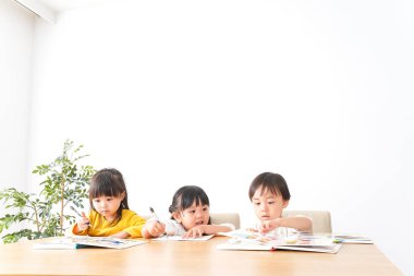 Sınıfta okuyan çocuklar  