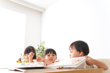 Sınıfta okuyan çocuklar  