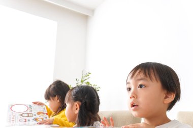 Sınıfta okuyan çocuklar  