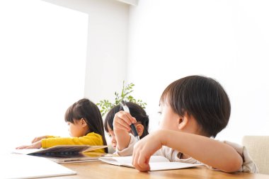 Sınıfta okuyan çocuklar  